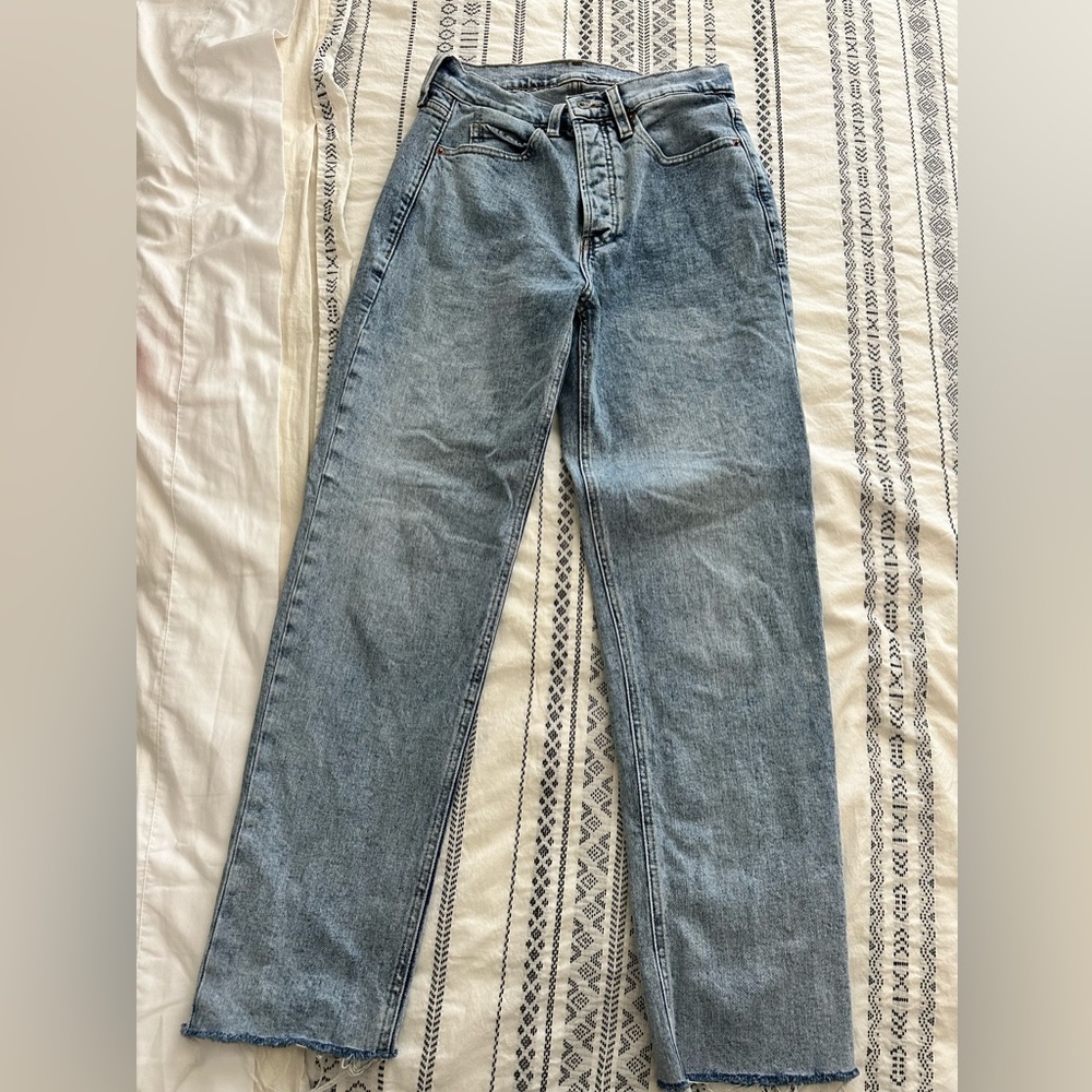 Size 4 Old Navy straight jeans. (Acid wash, high waisted)
